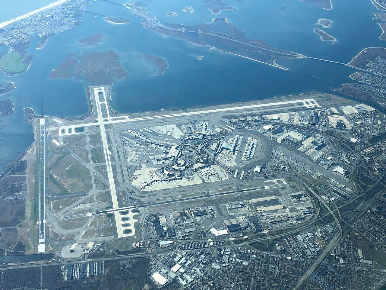 JFK 机场夏季出行高峰：提前 2 小时到达，用车提前预约