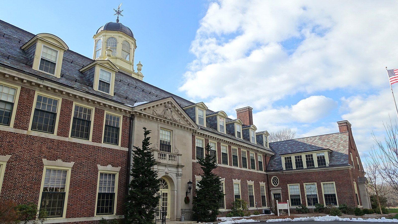 Campus: The Loomis Chaffee School Airport Transfer | Direct from JFK, LGA & EWR
