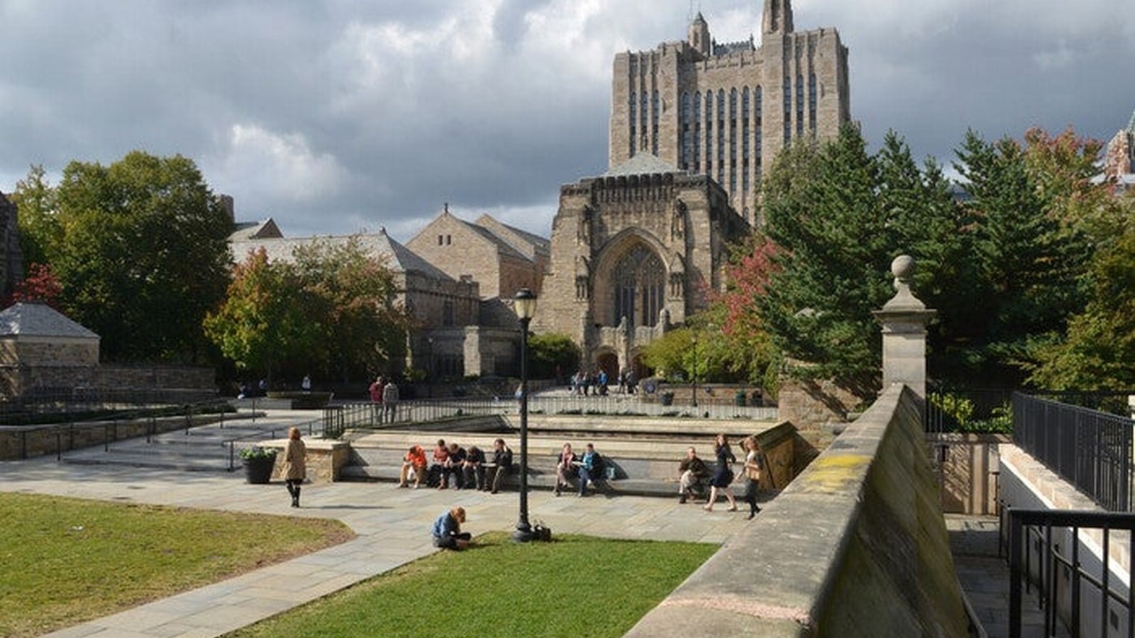 Campus: Yale University Airport Transfer | Direct from JFK, LGA & EWR